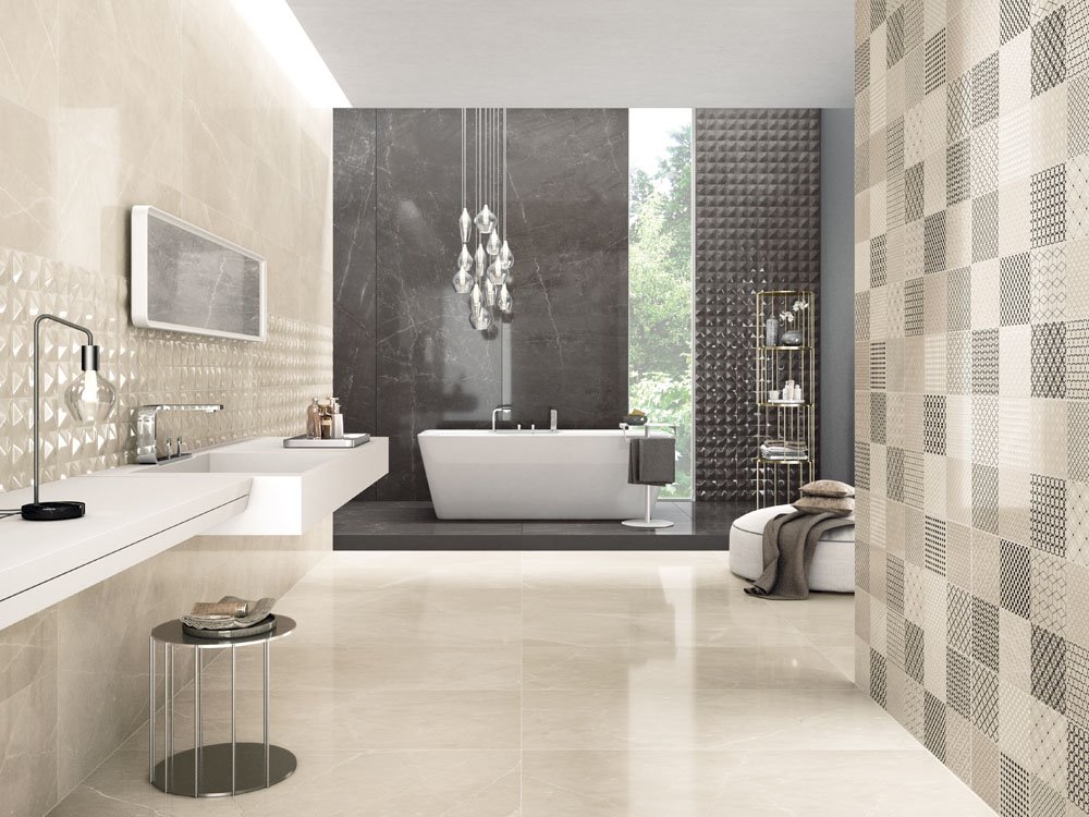 Salle de bain avec carrelage beige brillant