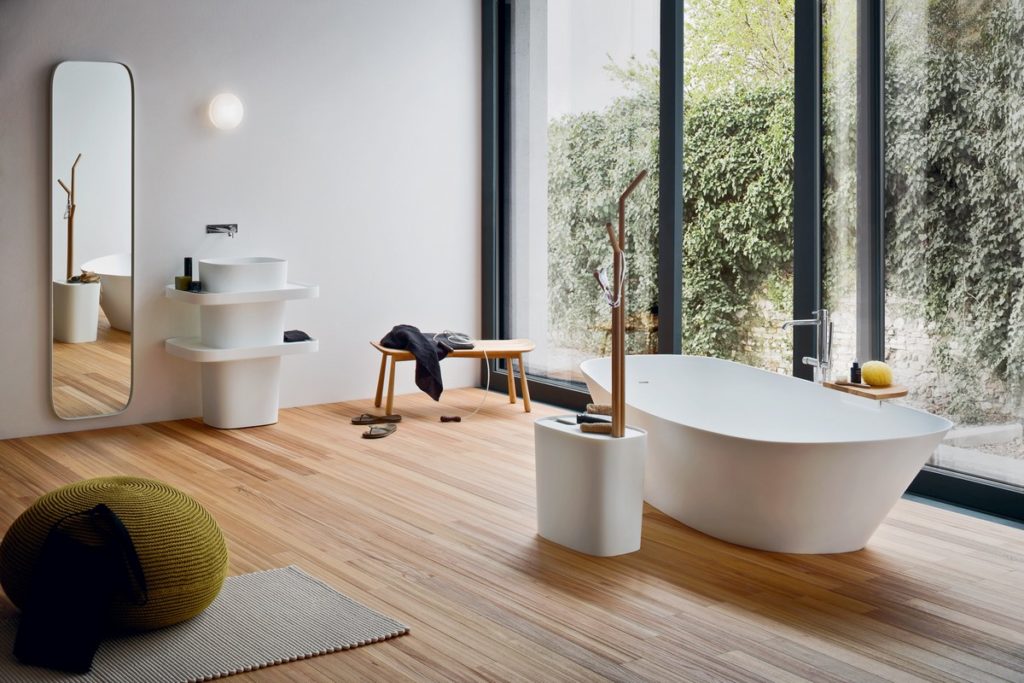 Salle De Bain Principale Design Avec Luxe Baignoire En Granit Blanc Combiné  Avec Douche À L'italienne Agrémentée D'une Bande De Mosaïque Et Double  Meuble-lavabo Sur Le Sol Carrelé Beige. Banque D'Images et